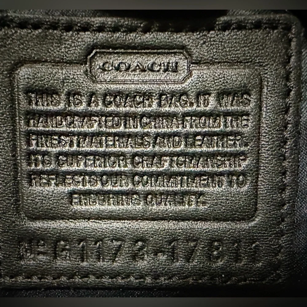 Vintage style Y2K Coach Black soft Leather Shoulder Bag with Gold Accents - Picture 5 of 17